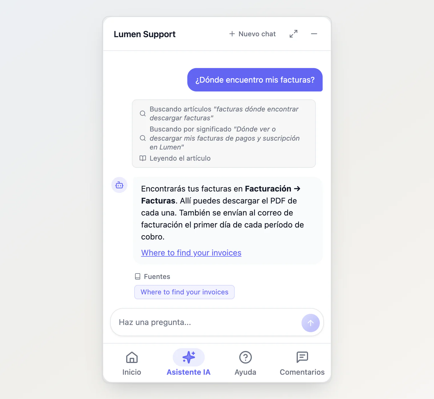 The widget's chat in Spanish: a question about invoices, the assistant's searches, and its answer in Spanish with an English help article as the source