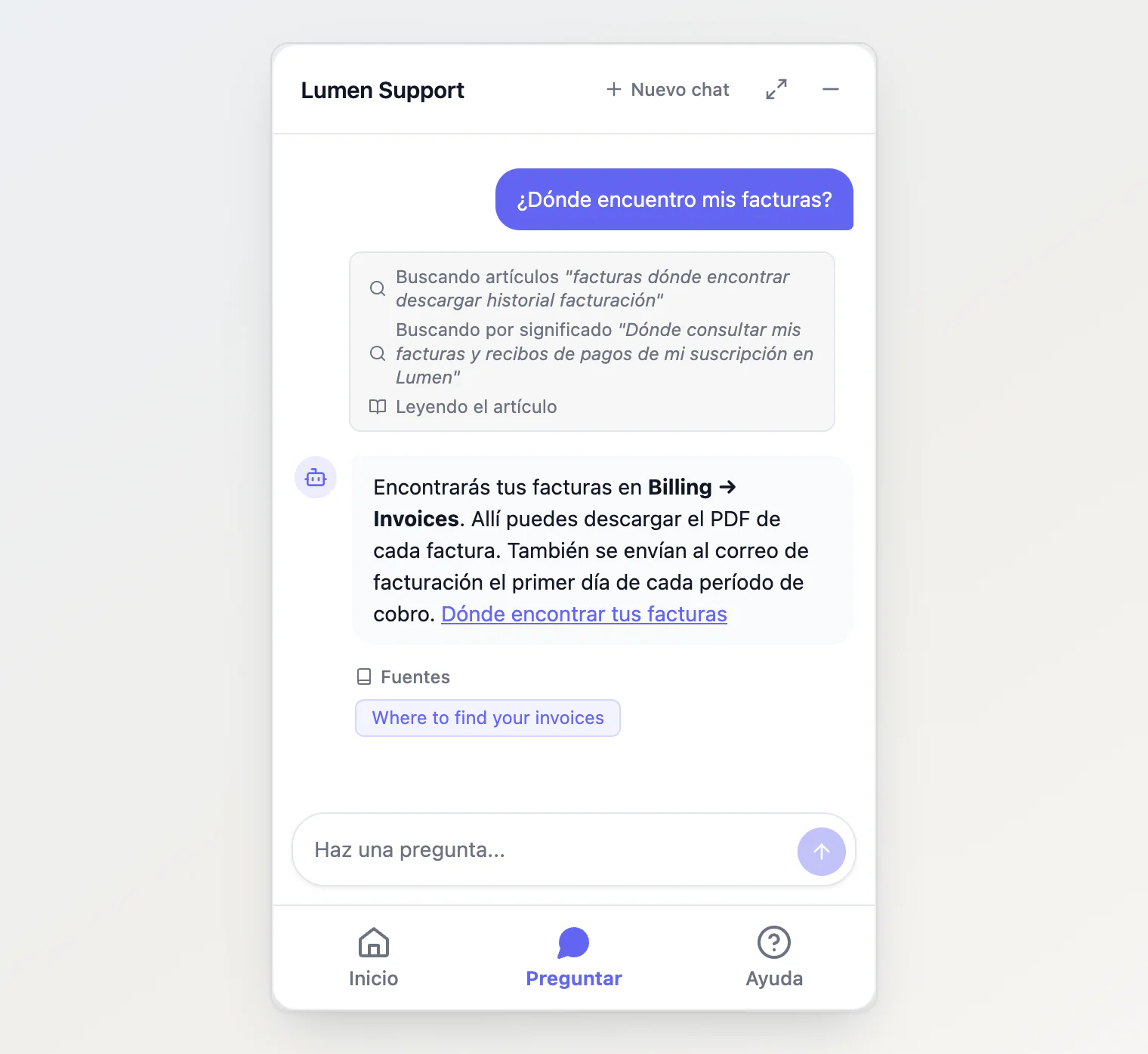 The widget's chat in Spanish: a question about invoices, the assistant's searches, and its answer in Spanish with an English help article as the source