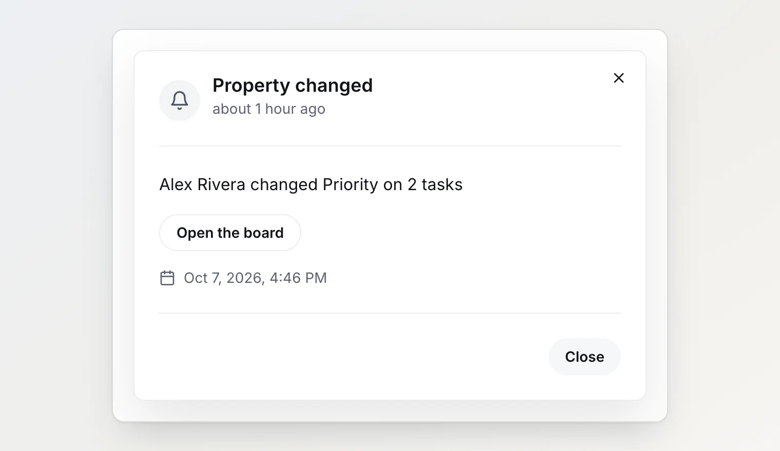 Une notification Propriété modifiée pour une action groupée, Alex Rivera a modifié Priorité sur 2 tâches, avec un bouton Ouvrir le tableau
